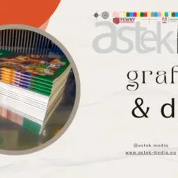 Stos wydrukowanych katalogów na metalowej powierzchni, logo drukarni w tle.