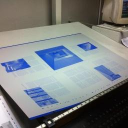 Forma drukarska (płyta offsetowa) przed włożeniem do maszyny drukującej