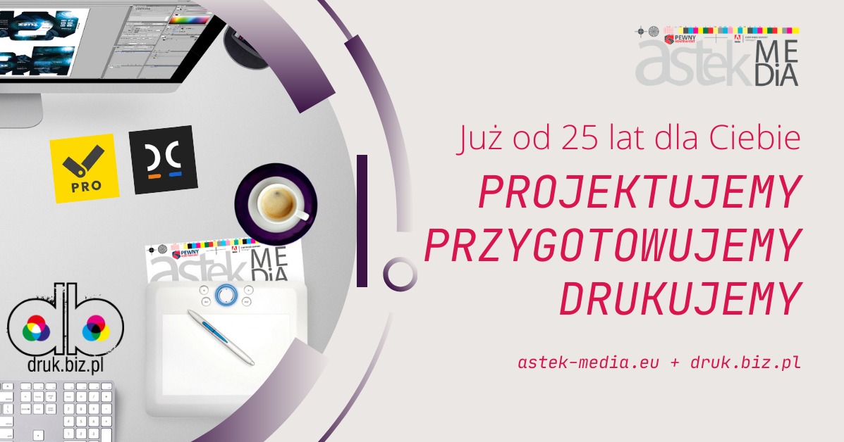 Biurko grafika z tabletem, monitorem z otwartym projektem, naklejkami z logo oprogramowania, filiżanką kawy i hasłem reklamowym firmy: Projektujemy, przygotowujemy, drukujemy.