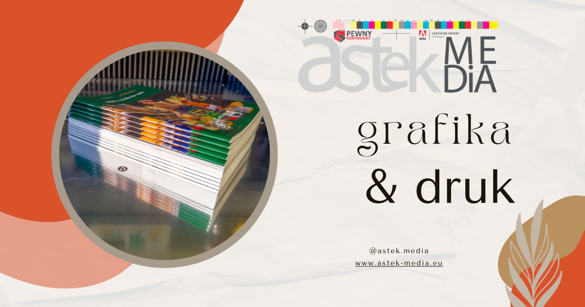 Stos wydrukowanych katalogów na metalowej powierzchni, logo drukarni w tle.