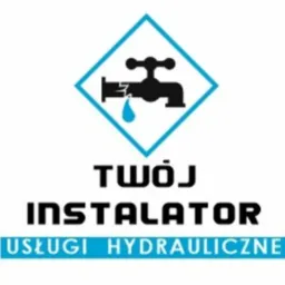 Logo firmy hydraulicznej: czarny kran z kroplą wody w niebieskim rombie, napis 'TWÓJ INSTALATOR' oraz 'USŁUGI HYDRAULICZNE' w niebieskim prostokącie.