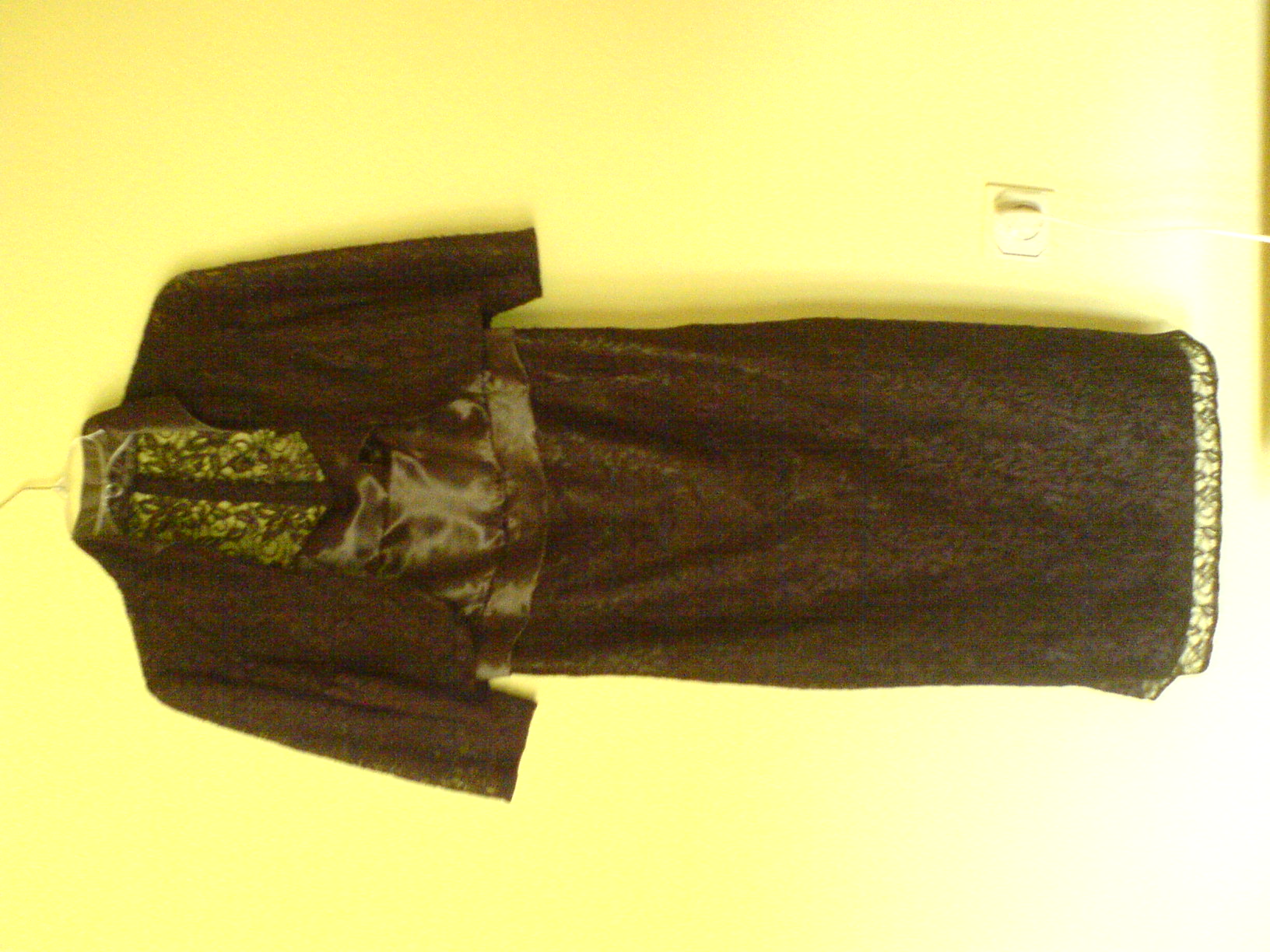 Komplet damski: czarna, koronkowa sukienka z satynową wstawką i dopasowany żakiet na wieszaku, krawiectwo lekkie.