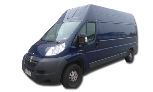 Niebieski samochód dostawczy Citroen Jumper z widoczną tablicą rejestracyjną, zaparkowany na zewnątrz, prawdopodobnie w wypożyczalni.