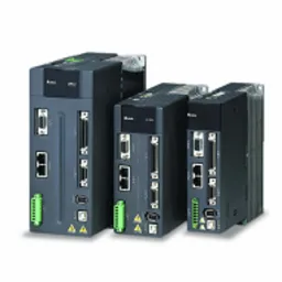 Trzy moduły sterujące w szarych obudowach, różniące się wielkością i liczbą złączy (Ethernet, USB, złącza śrubowe), ustawione na białym tle. Widoczne etykiety i logo producenta na obudowach.