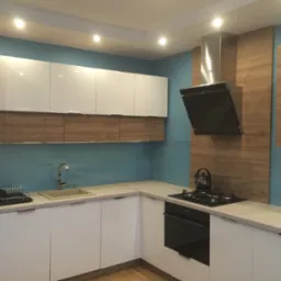 Nowoczesna kuchnia: białe szafki z drewnianymi akcentami, błękitny panel szklany, czarny okap i płyta. Jasne oświetlenie punktowe, minimalistyczny design.