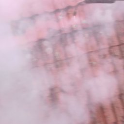 Paweł Kałamucki - INTODACHMAL - Rozmyte ujęcie dachu pokrytego czerwoną dachówką, spowitego w gęstej, białej mgle, prawdopodobnie podczas czyszczenia lub dezynfekcji. W tle widoczny fragment dyszy rozpylającej. Zdjęcie o niskiej...