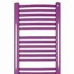 Fioletowy grzejnik łazienkowy drabinkowy, widok z przodu na białym tle.