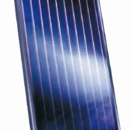 Panel solarny z widocznymi rurkami próżniowymi, ustawiony pod kątem na białym tle, z delikatnym oświetleniem podkreślającym strukturę.