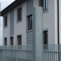 Dwupiętrowy dom z szarą stolarką okienną i panelami elewacyjnymi, widziany zza metalowego ogrodzenia sztachetowego.