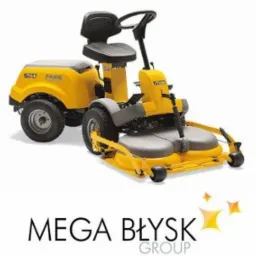 Żółta kosiarka traktorek marki Stiga Park, z widocznym logo firmy Mega Błysk Group na dole zdjęcia.