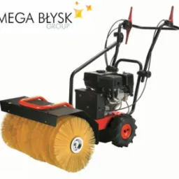 Szczegółowe ujęcie szczotki mechanicznej do zamiatania, z widocznym logo firmy Mega Błysk Group w górnym lewym rogu, na białym tle.