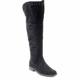 Czarny, zamszowy kozak za kolano, z ozdobnymi nitami na górnej krawędzi, na białym tle.