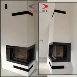 Dwa ujęcia narożnego kominka z czarnym obramowaniem, z widocznym logo 'ART FIRE' na ścianie, w surowym wnętrzu przed wykończeniem.