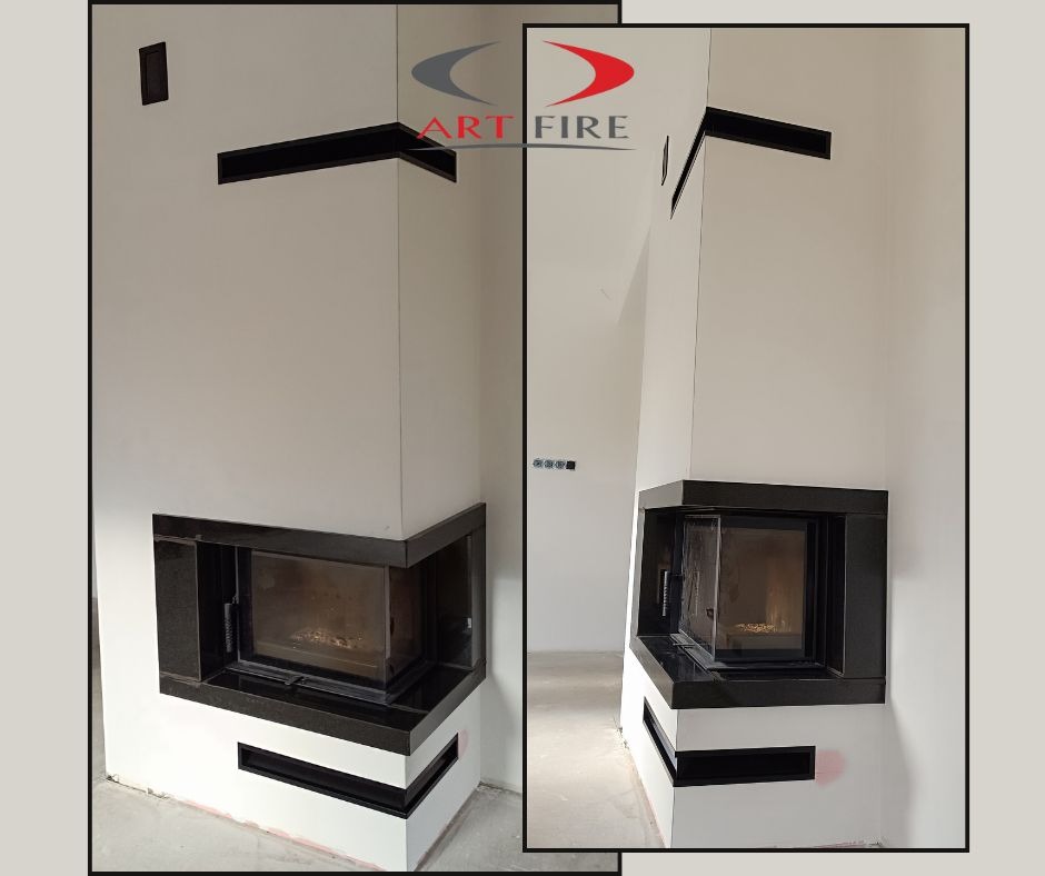 Dwa ujęcia narożnego kominka z czarnym obramowaniem, z widocznym logo 'ART FIRE' na ścianie, w surowym wnętrzu przed wykończeniem.