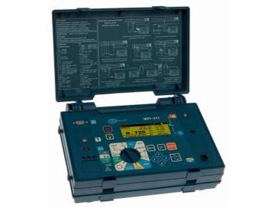 Miernik instalacji elektrycznych MPS-511 w otwartej obudowie, widoczny wyświetlacz z wartością 9.728 i schematy połączeń na wewnętrznej stronie pokrywy.