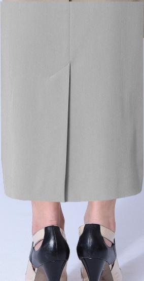 Długa, ołówkowa spódnica w odcieniu szarości z rozcięciem z tyłu, zestawiona z czarno-beżowymi butami na obcasie.