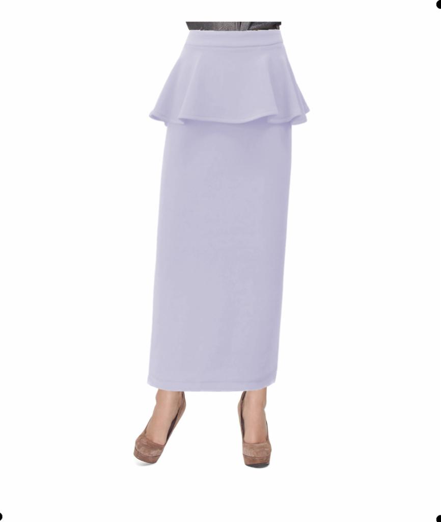 Długa, liliowa spódnica z baskinką, prezentowana na osobie od pasa w dół, z widocznymi brązowymi butami na platformie na białym tle.