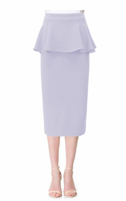 Liliowa spódnica midi z baskinką, eksponowana na białym tle, z delikatnymi sandałami na obcasie.