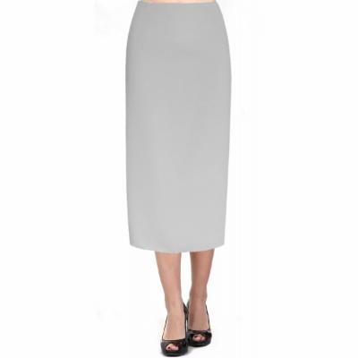 Szara spódnica ołówkowa midi prezentowana na modelce w czarnych lakierowanych szpilkach z odkrytymi palcami.