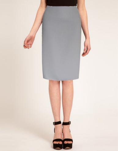 Kobieta prezentuje szarą spódnicę ołówkową mini, z czarną bluzką i czarnymi sandałami na platformie.