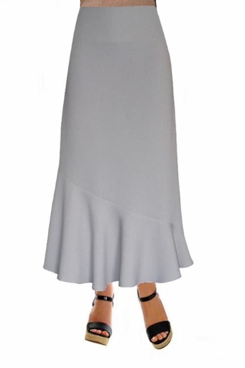 Długa, szara spódnica z asymetryczną falbaną na dole, zestawiona z czarnymi sandałami na platformie.