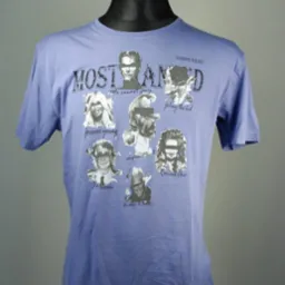 Jasnoniebieska koszulka męska z czarnymi grafikami postaci i napisami, prezentowana na czarnym manekinie.