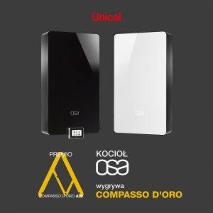 Dwa wiszące kotły gazowe kondensacyjne, czarny i biały, marki Unical, z nagrodami Compasso d'Oro, na szarym tle.