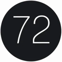 Grafika przedstawia liczbę 72 w białym kolorze na czarnym okrągłym tle. Minimalistyczny design.