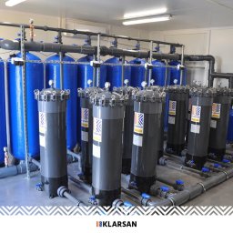 Wieloetapowy system składający się z kolumn filtracyjnych oraz filtrów multicartridgowych filtruje wodę z zaprojektowaną wydajnością 50m3/h.
