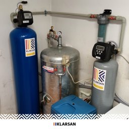 Każda stacja uzdatniania wody wymaga okresowej konserwacji.
W tym przypadku wymieniliśmy złoża filtracyjne w odżelaziaczu wody i stacji wielofunkcyjnej. Podczas serwisu została też sprawdzana ich skuteczność, stan głowic sterujących i innych komponentów. 