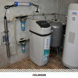 Kompaktowy, wydajny zmiękczacz wody Ecoperla Softcab 35 oraz lampa bakteriobójcza. Zestaw służy redukcji twardości wody oraz zabezpiecza instalację przed mikroorganizmami.