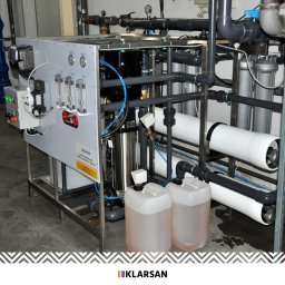 Przemysłowy system odwróconej osmozy o wydajności 4500 l/h. Urządzenie demineralizuje wodę i jednocześnie obniża jej przewodność. Pozwala to zredukować koszty produkcji oraz eksploatacji kotłów parowych.
