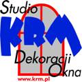 Logo firmy Studio KRM Dekoracji Okna na tle okna z szybami w kolorze szarym, z adresem strony internetowej w dolnej części.