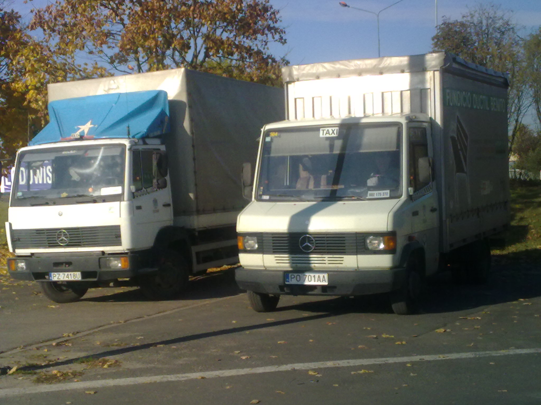 Transport -przeprowadzki pod plandeką z podestem załadowczym