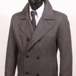 Szary, wełniany płaszcz dwurzędowy z czarnymi guzikami, prezentowany na błyszczącym, czarnym manekinie z krawatem.