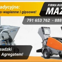 Reklama firmy budowlanej MAZBUD z Tomaszowa Mazowieckiego, oferującej tynki tradycyjne, wylewki posadzkowe maszynowe agregatem oraz izolacje natryskowe i ocieplenie pianą. Na zdjęciu widoczne...