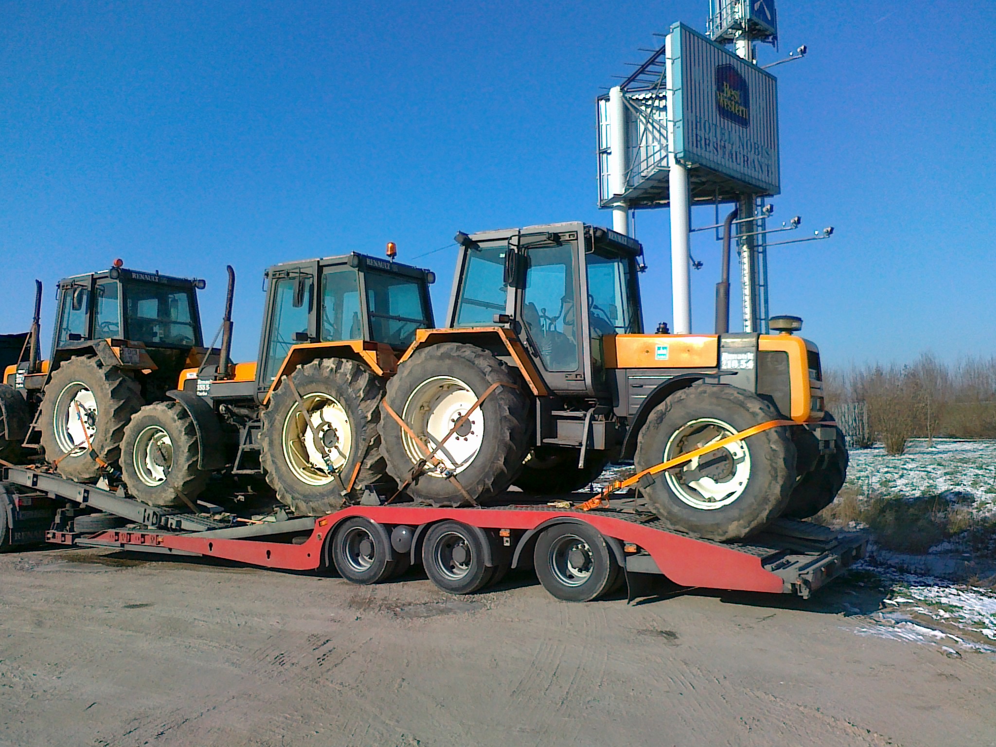 Transport ciągników, maszyn kołowych, maszyn rolniczych