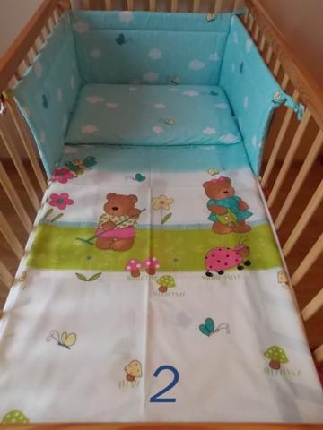 Pościel dziecięca 3-elementowa z motywem misia i biedronki w drewnianym łóżeczku, atestowana bawełna, błękitny ochraniacz z chmurkami.