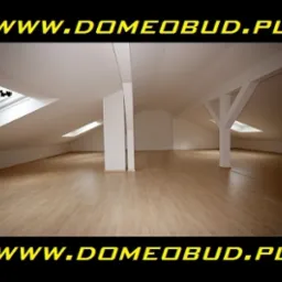 Wykończone poddasze z drewnianą podłogą, widoczne okna dachowe, białe ściany i słupy konstrukcyjne. Gotowe do aranżacji.