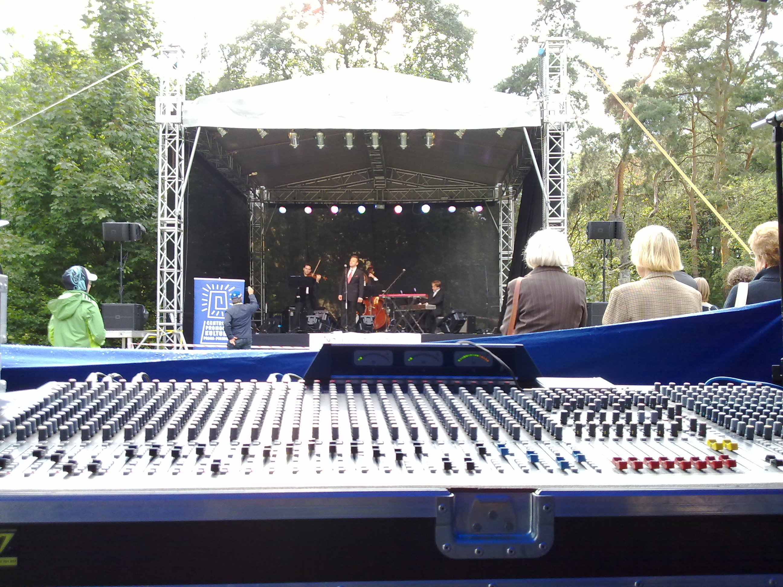 Obsługa imprez: nagłośnienie, oświetlenie, scena, multimedia