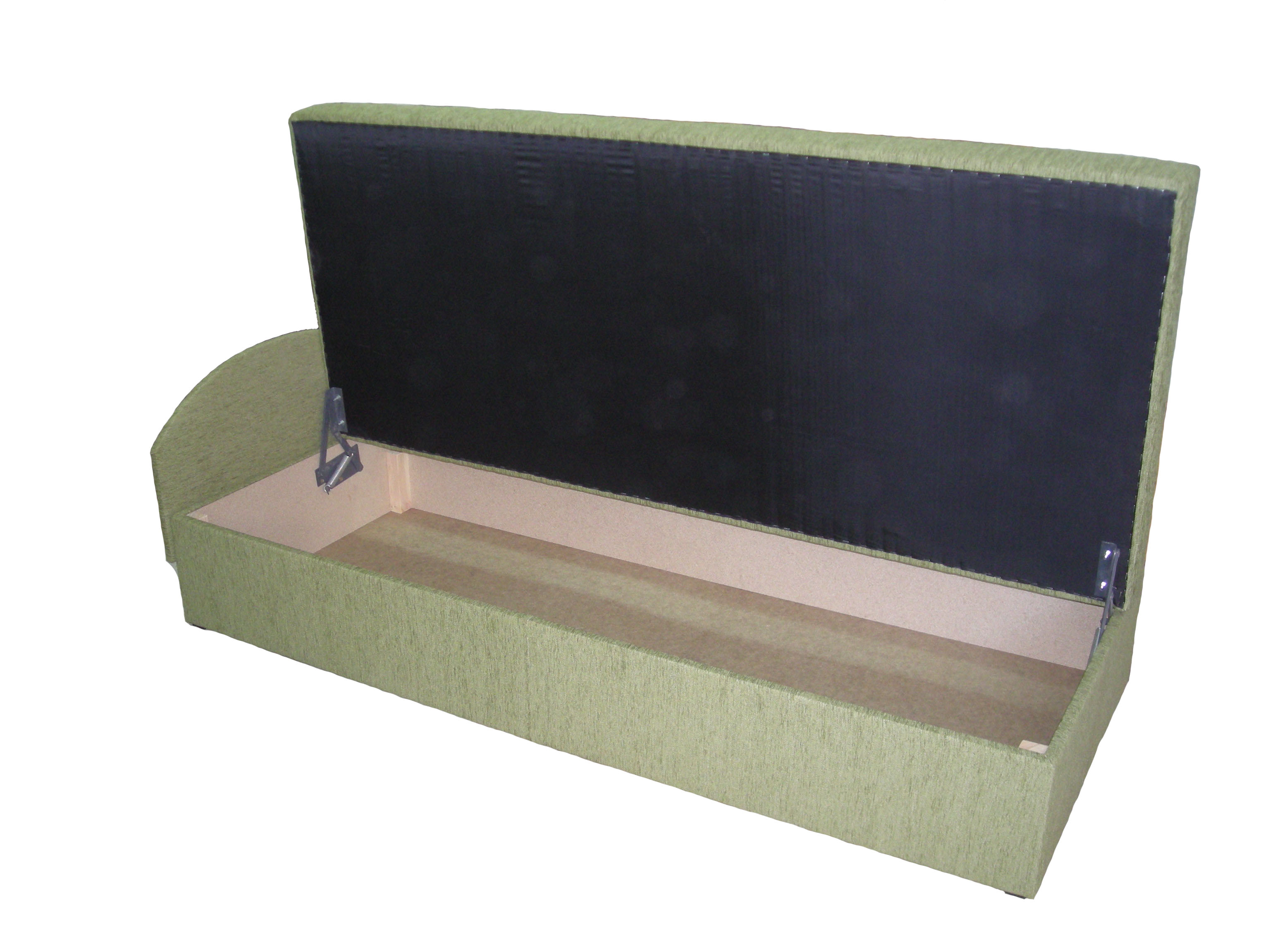 Tapczan z podnoszonym siedziskiem, widoczny mechanizm podnoszenia i pusta przestrzeń do przechowywania, obicie w odcieniach zieleni.