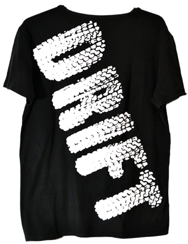 Czarna koszulka z białym nadrukiem imitującym ślady opon układające się w napis.