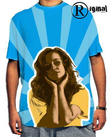 Męska koszulka z nadrukiem portretu kobiety na tle niebieskich promieni, widoczny znak towarowy.
