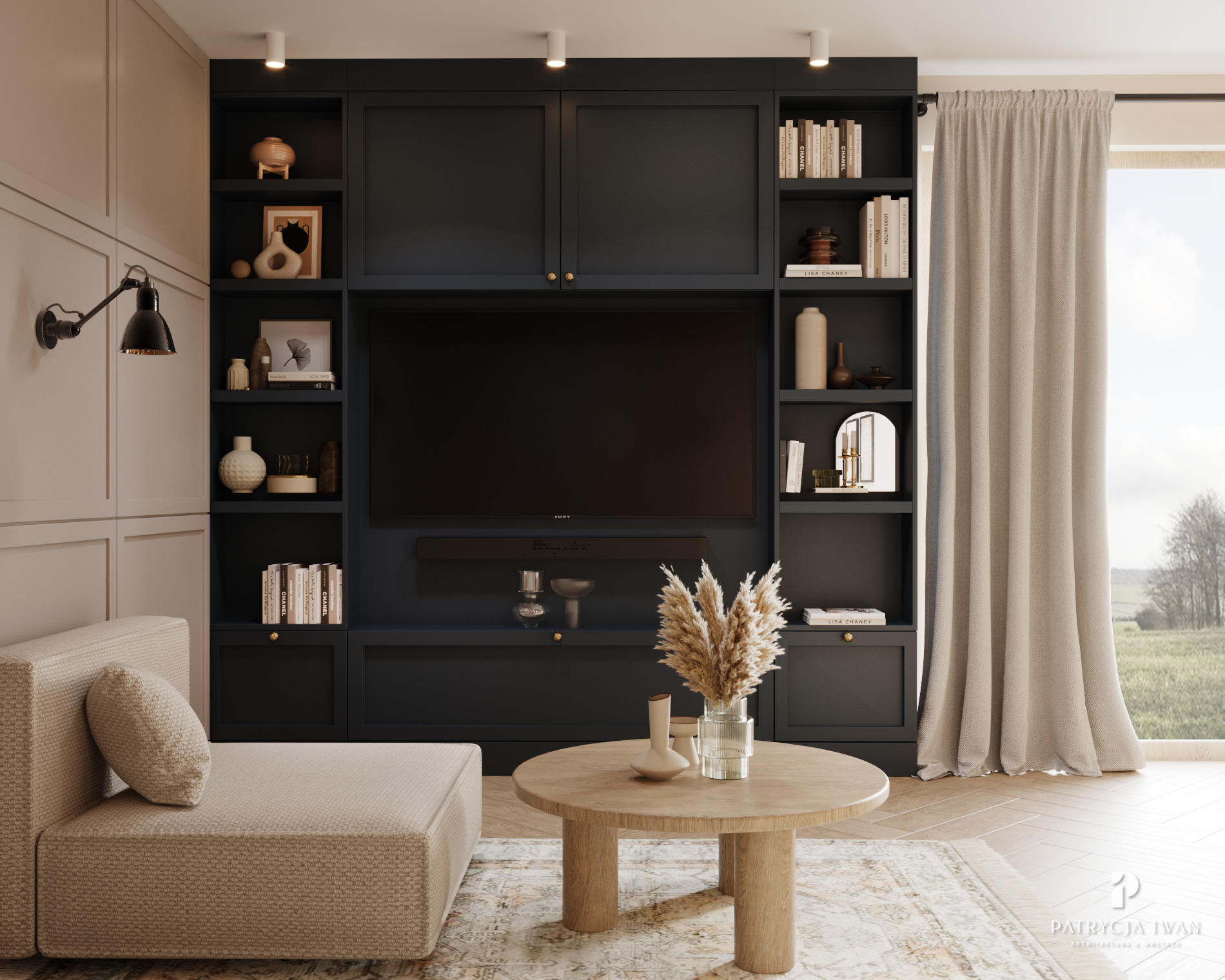 Salon w Szczecinie z zabudową meblową w kolorze ciemnego granatu, beżowa sofa modułowa, okrągły stolik kawowy z suszonymi trawami w wazonie oraz widok na zewnątrz przez okno z beżowymi zasłonami.