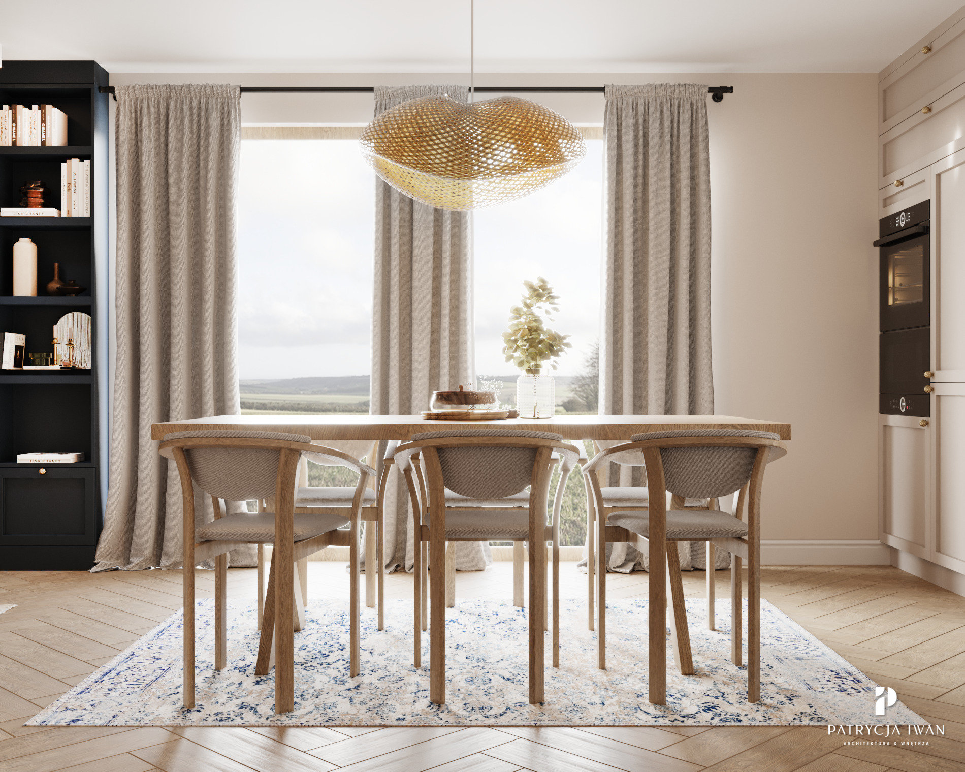 Jadalnia w neutralnych barwach z drewnianym stołem, krzesłami z szarymi siedziskami i wzorzystym dywanem. Nad stołem wisi ażurowa lampa. W tle duże okno z widokiem na krajobraz i czarny regał...