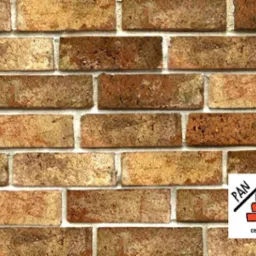 Tekstura ściany z cegieł klinkierowych w odcieniach brązu i beżu, z logo firmy 'PAN cegiełka.pl' w prawym dolnym rogu.