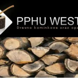Stos pociętych kawałków drewna na czarnym tle z logotypem firmy w lewym górnym rogu, przedstawiającym pień z wbitym toporem i nazwą firmy PPHU WESTA.