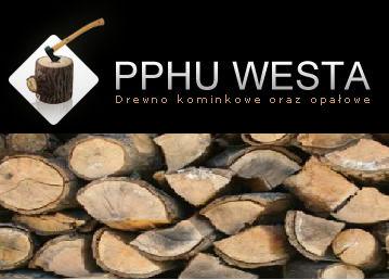 Stos pociętych kawałków drewna na czarnym tle z logotypem firmy w lewym górnym rogu, przedstawiającym pień z wbitym toporem i nazwą firmy PPHU WESTA.