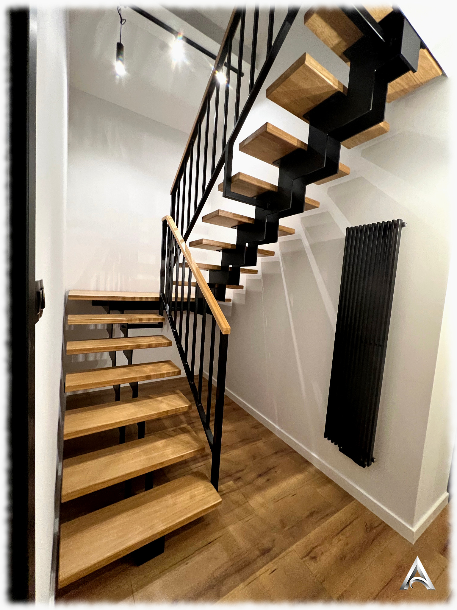 SCHODY typu LOFT połączenie naturalnego drewna dębowego z metalem.