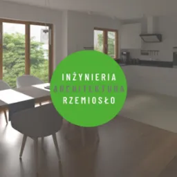 Wizualizacja wnętrza: jadalnia z drewnianym stołem i szarymi krzesłami na tle okna z widokiem na drzewa, w tle biała kuchnia z srebrną lodówką i czarnym blatem.